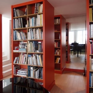 De ogenschijnlijk vrijstaande boekenkasten zijn gebouwd rond kolommen