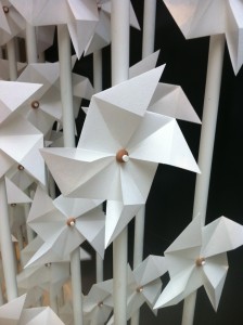 De Wind Portal V&A Museum bestaat uit duizenden papieren windmolentjes