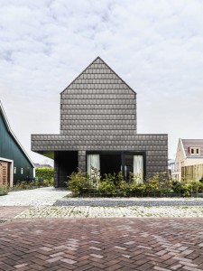 8. Huis V in de Nollen-Oost bij Alkmaar is in januari 2012 opgeleverd. De gevels en het dak zijn geheel bekleed met stenen shingles. Het programma op de begane grond was veel uitgebreider dan op de verdieping. De beide slaapkamers op de verdieping hebben aan twee zijden een daktuin.