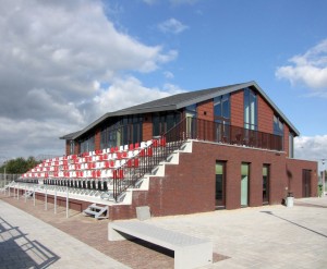 Voor voetbalvereniging Dilettant in Krimpen aan de Lek werd LG architecten in 2003 volgens de traditionele manier gevraagd als architect een plan te maken een clubaccommodatie met kleedkamers en geïntegreerde tribune.
