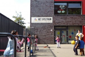 Op het schoolplein van basisschool Het Spectrum in Den Haag is Marlies Rohmer verrukt over de zelfgemaakte schommels. Die zijn vastgemaakt aan stangen die tegelijk als fietsenrek dienen. Marlies: 'Zo had ik het precies bedoeld!' Foto: Jens van 't Klooster