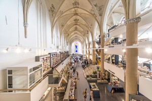 Winkel uitgeverij Waanders in de Broerenkerk in Zwolle. BK architecten liet het zicht naar het koor open en plaatste nieuwe vloerniveaus langs de wanden. Foto: Jacqueline Knudsen
