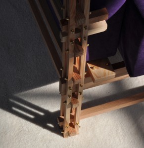 Houten elementen met bout- en moerverbindingen in de poot van een fauteuil: een combinatie van open en gesloten, van room en space.  Foto: Jacqueline Knudsen