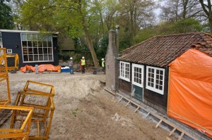 Huisje de Vries (rechts), het atelier waar Mondriaan ooit werkte, is naar Blaricum verplaatst. Links atelier Hart Nibbrig