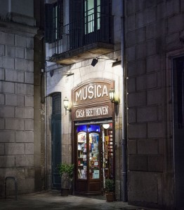 In het midden van de Ramblas, de beroemdste winkelstraat van Barcelona, ligt Casa Beethoven. In deze winkel gaan sinds jaar en dag muziekinstrumenten en partituren over de toonbank