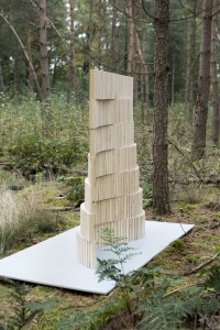 Als
vormgever van het project Reconfiguration
of a tree (DDW 2015) realiseerde Derksen
een sculpturaal verlopend kamerscherm van
Europees naaldhout met hars als lijm.