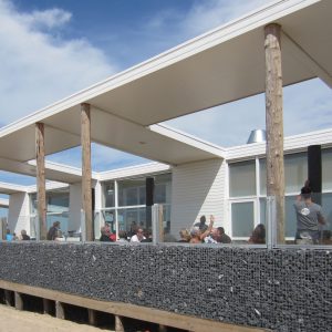Strand Ruig, een permanent strandpaviljoen bij Cadzand. Ontwerp van Hans Jurgen Rombaut van Wonka Architectuur.