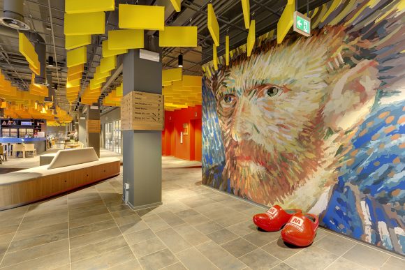 Gekleurde baffles sieren Van Gogh-plafond