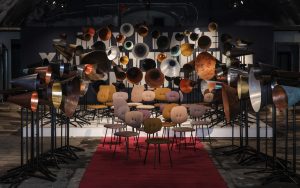 May I have your attention, please,
installatie van Maarten Baas voor Lensvelt. De
101 Chair is hier gepresenteerd in een kring van roeptoeters.