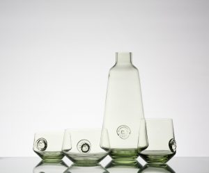 Zandglas van Atelier is het resultaat
van een jarenlang onderzoek naar ambachtelijke
productie van glas met meer dan 350 lokale
zandsoorten • Foto’s Wouter Kooken, Mike
Roelofs en Teun van Beers.