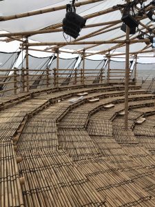 Voor theatergezelschap Kunstklank ontwierp Studio Akkerhuis een tent waarvan de constructie bestaat uit bamboestammen