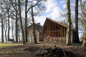 Naast de boerderij bouwden het architecten echtpaar een schuur van eikenhout van eigen erf