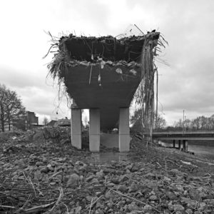 Het beton van de bank is voor een groot deel gemaakt van bouwpuingranulaat van de inmiddels gesloopte op- en afrit van de Noorderbrug 