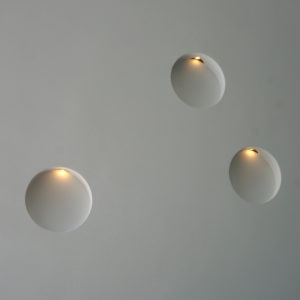 LED-verlichting is geïntegreerd in wanden en plafonds