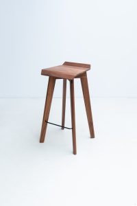Barstool Walnut combineert een compositie die de stoel sterk maakt, en een vrij eenvoudige vorm met een esthetisch en functioneel detail