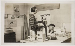 Nelly van Doesburg en Cornelis van Eesteren werken aan een maquette in de studio in de Rue du Moulin Vert, Paris, 1923. RKD - Nederlands Instituut voor Kunstgeschiedenis, Den Haag, Archive of Theo and Nelly van Doesburg