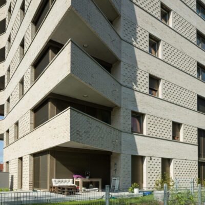 Vierkante baksteentoren met uitkragende balkons