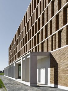 Het ontwerp van het nieuwe Stadsarchief Delft van Office Winhov & Gottlieb Paludan Architects biedt plaats aan depots, kantoren, werkruimtes en studiezalen. Foto: Stefan Müller