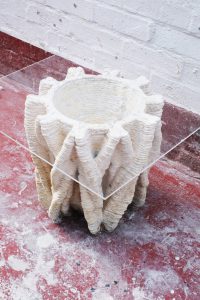 Blast Studio, Tree Table, 2021, 3D-geprint object van gegroeid reishi-mycelium en gebruikte
koffiekopjes, foto: © Blast Studio, bruikleen van de kunstenaar
