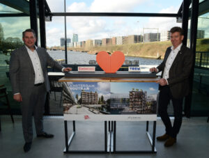 feestelijke ondertekening Amsterdam Houtrak: Patrick Barské (directeur Vastgoed en Ontwikkeling bij Stadgenoot) en Hans Meurs (CEO bij VORM)