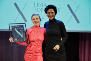 Lesia Topolnyk en staatssecretaris Cultuur en Media Gunay Uslu. Prijsuitreiking Prix de Rome Architectuur 2022. Foto: Aad Hoogendoorn