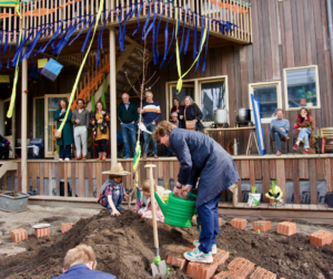Wethouder Woningbouw Reinier van Dantzig heeft samen met kinderen uit het complex ter ere van de opening een boom geplant.