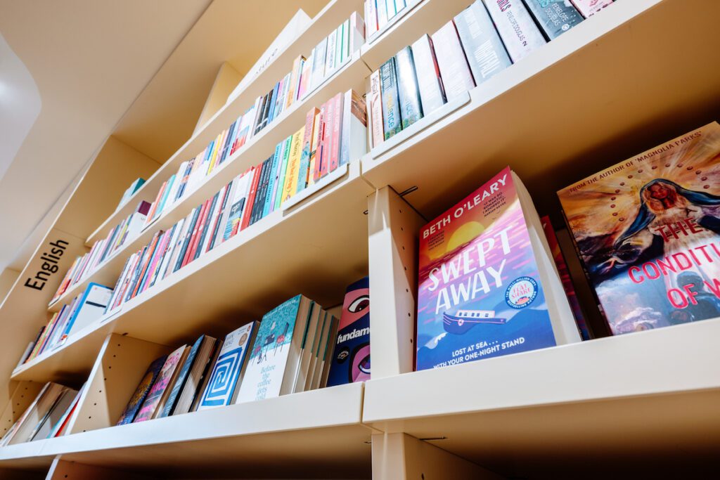 Haagse boekhandel Paagman opent verbeeldingsvol interieur - Architectuur.nl