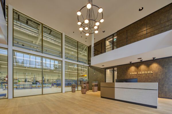 Transparantie zorgt voor verbinding: het bedrijfspand van Van Iersel Geveltechniek